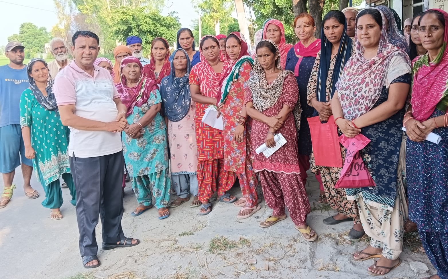 A demand has been raised for wages and 365 days employment as per the 'Minimum Wages Act-1948' for MNREGA workers and Mets.